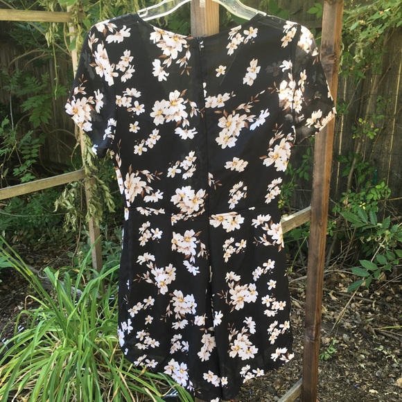 Tie-front Cut out Summer Floral Romper - Picture 6 of 7